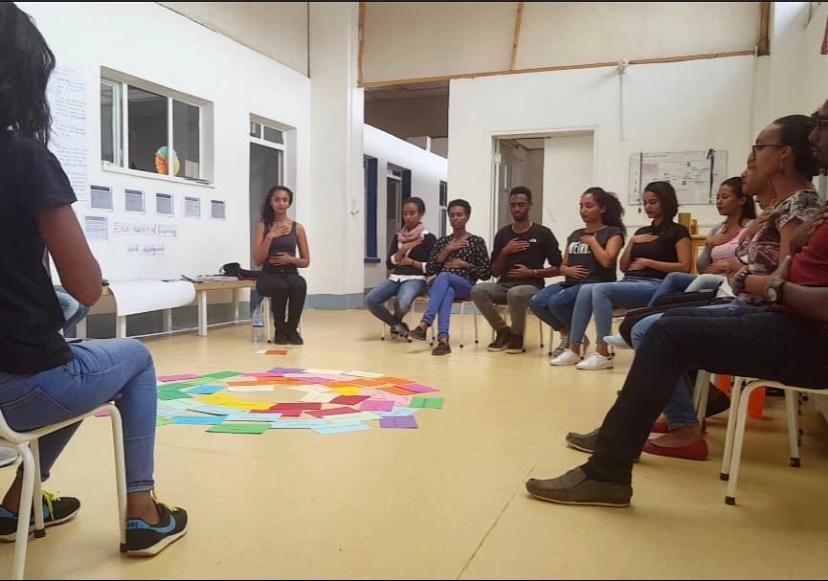 GFK Workshop in Eritrea. Frauen sitzen im Kreis und sprechen über achtsame Kommunikation